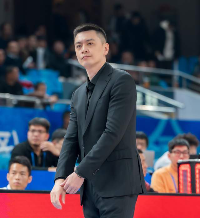 还嘴硬！辽篮出局，赛后杨鸣一席话叫人无法接受，媒体人一针见血