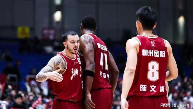 打的就是精锐！平民球队掀翻老牌劲旅，苏群:早听说他们不一样了