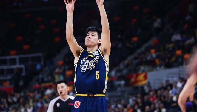 看了焦泊乔被杜锋挥拳臭骂的惨状，才知道，家政为什么一直是替补