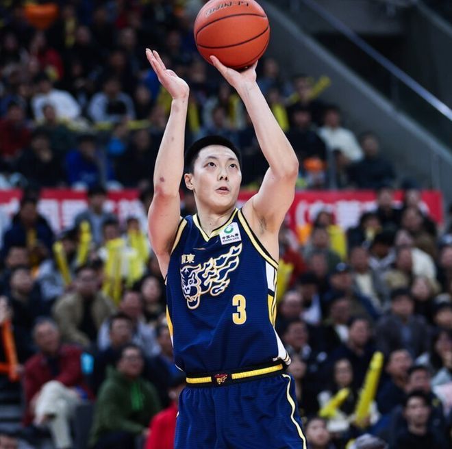 广东惨败40分登热搜！替补全体沮丧杜锋抿嘴无奈 白边微笑挠头