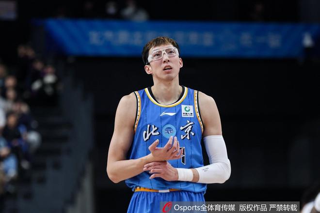 暴怒!周琦篮下进攻被焦海龙盖帽打中头部,气得摘下护目镜怒怼对方