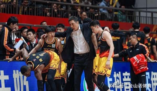 牛逼！26分8篮板13助攻，35万年薪球员，一人完爆山东队后卫线