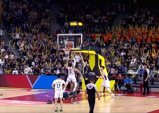 这才是CBA顶级球星！不给外援自己打，末节连得12分+压哨绝杀