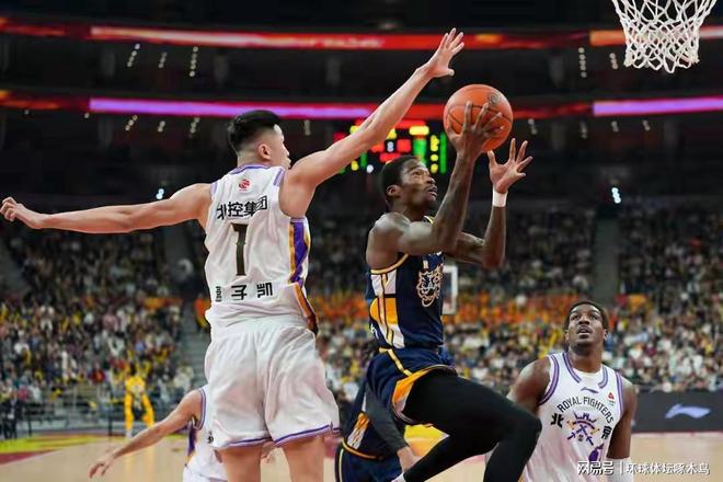广东东阳光队主场98比99不敌北京控股队
