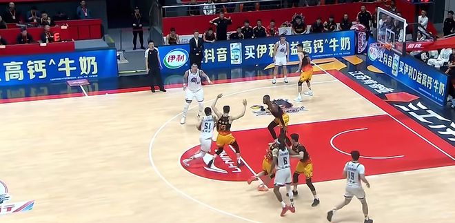 一盆冷水浇下来！高速男篮加时不敌江苏，止步八连胜