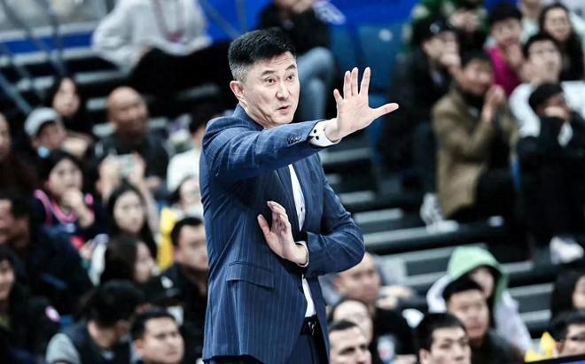 广东被北控绝杀！杜锋赛后说出输球原因，球迷：又甩锅