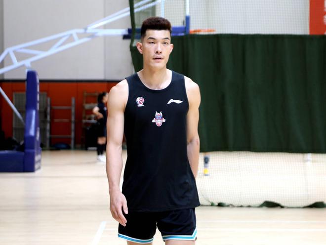 山东男篮为何会输给江苏？郭凯缺席影响大，3名后卫摁不住庞峥麟