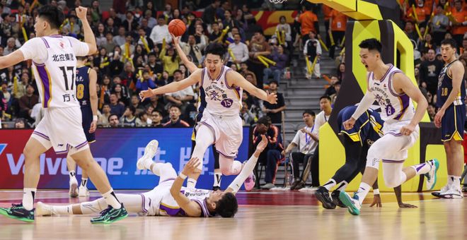 2连败广东传2喜3忧！粤媒曝小崔麦考即将复出，可杜锋却更没底了