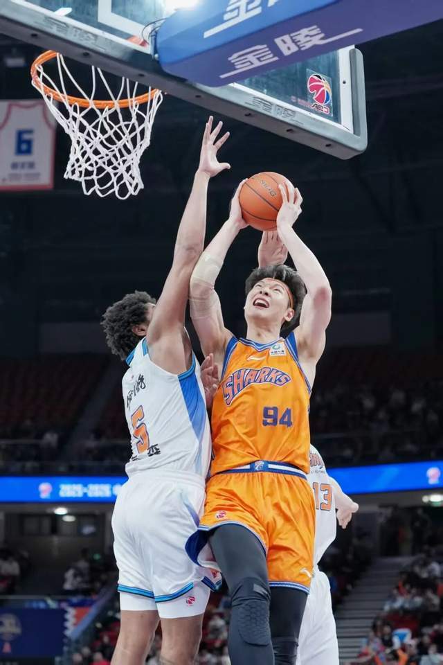 CBA第16轮，上海男篮80:70战胜新疆队