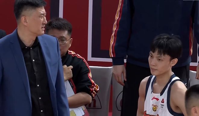 8投2中，4失误！徐杰究竟怎么了？杜锋一语道破天机，真不怪他