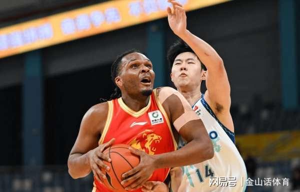 有意思！兄弟俩同台，哥哥0分，正负值+12；弟弟16分，正负值-20