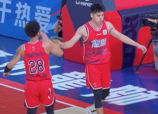 北控刚打好一场又崩了！防守反击顶不住，张庆鹏挂机，还是没希望