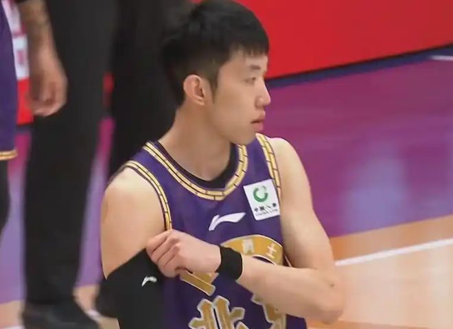 北控彻底被带崩！空位打铁，防守纯送，朱松玮还受伤，现场喊下课