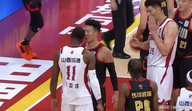 驱逐主教练，半场7次技术犯规，CBA超级外援又惹麻烦