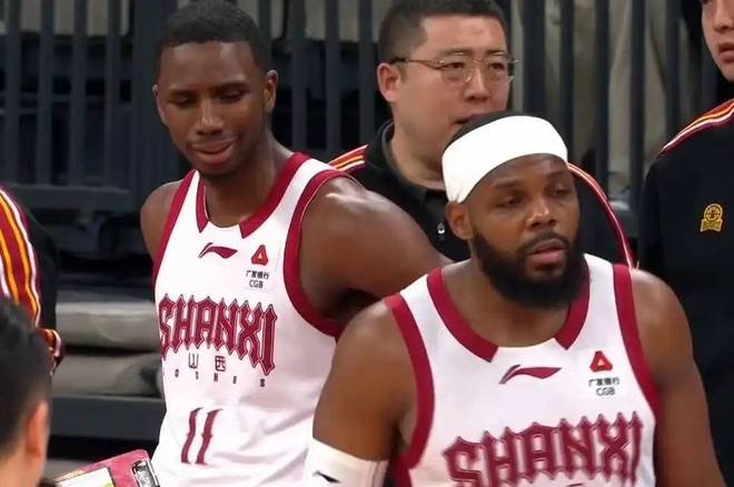 疯狂一夜！一场比赛7技犯，深圳击溃山西，前CBA冠军惨遭18连败