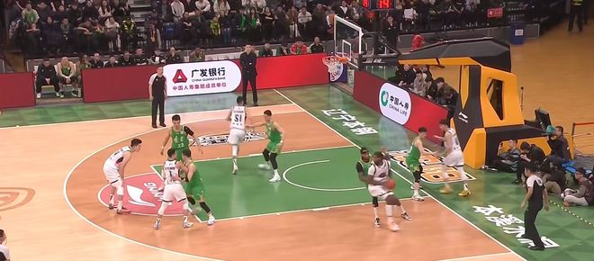 故地重游不留情！高诗岩末节12分，高速男篮84：79击败辽宁