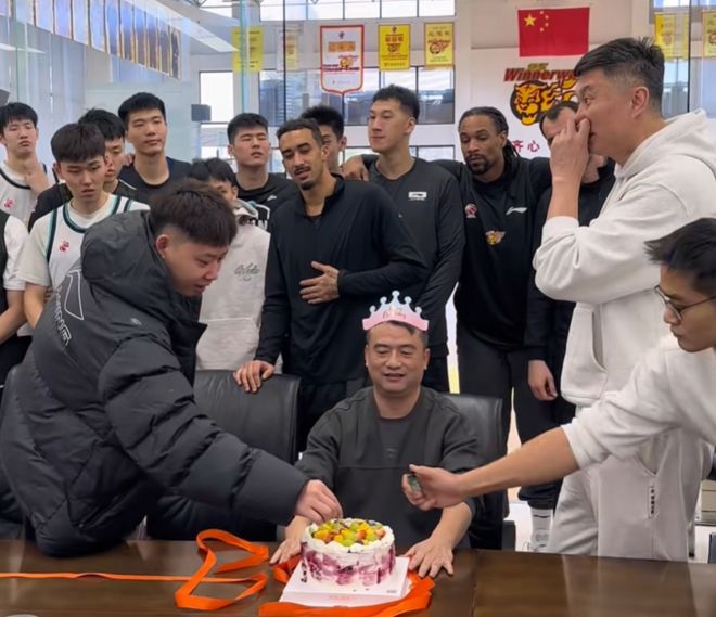 凝聚力拉满！广东为林医生庆生！杜锋讲话致敬，球员砸蛋糕未果！