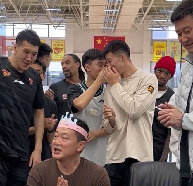 广东为领队庆生！杜锋讲话并获高待遇，全员用力按蛋糕，奎因太坏