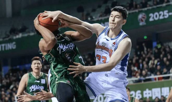 新疆男篮这也能输？最后时刻落后1分，竟4罚0中，球迷：真丢人啊