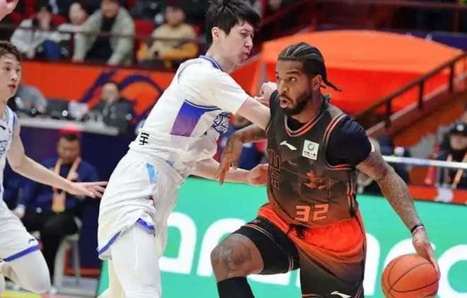 双核驱动破困局 小将惊艳助连胜，山东男篮99-75逆转宁波取四连胜