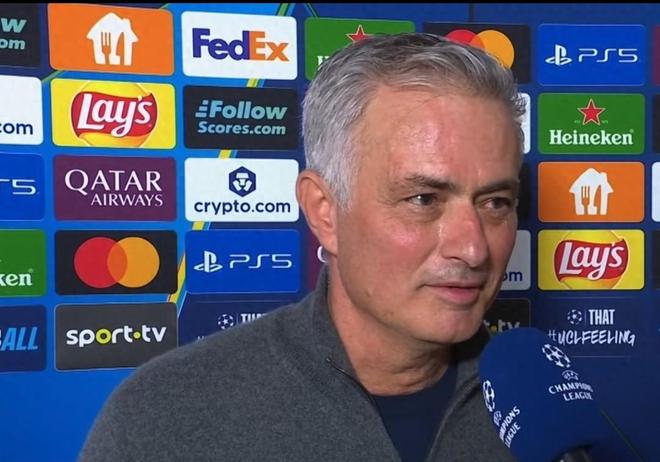 门将读秒绝杀后，穆里尼奥疯狂庆祝！63岁狂人满头白发，依然潇洒