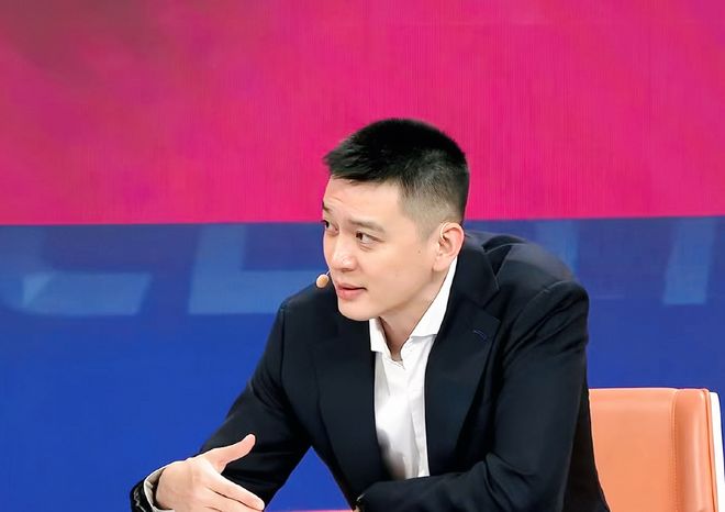 无官一身轻！杨鸣找到新工作，谈笑风生 十分惬意