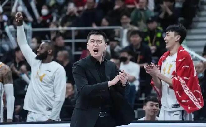 辽宁队别再犯糊涂？杨鸣离任藏致命危机，郭艾伦的教训还没吃够？