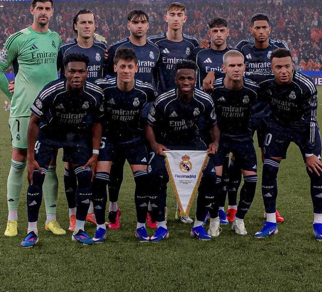 皇马上一次单场欧冠2人染红是在2010年，当时主帅是穆里尼奥