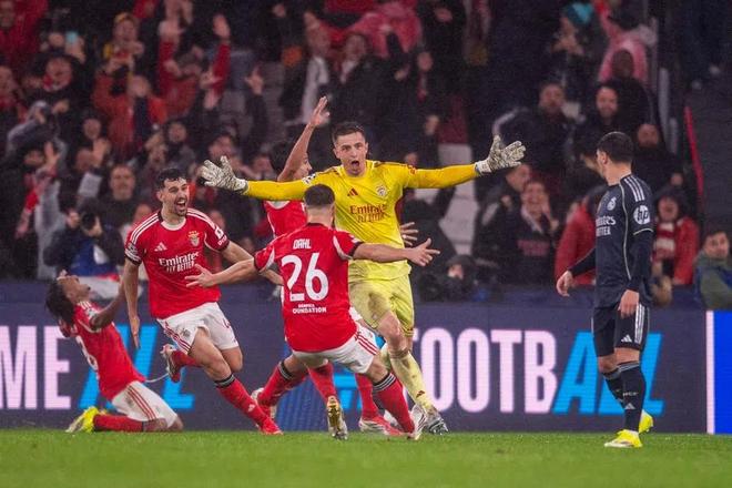 本菲卡推出门将特鲁宾进球限量纪念衫，会员价22.49欧元