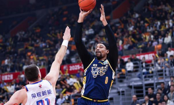 广东队外援难题，内线必须补强，换掉萨林杰或者麦考尔