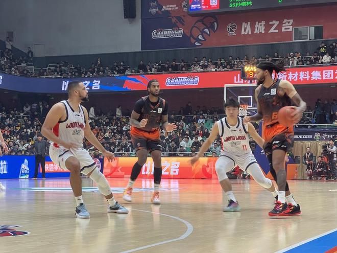 全场战报|关键时刻打出一波7：0，山东男篮83：80险胜广州