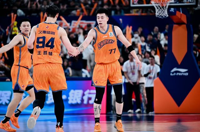 上海男篮拒绝输球！全力击败广东宏远，李添荣回归，央视直播