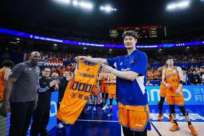 上海众将评王哲林：他表示只要球队赢球，首发还是替补都可以