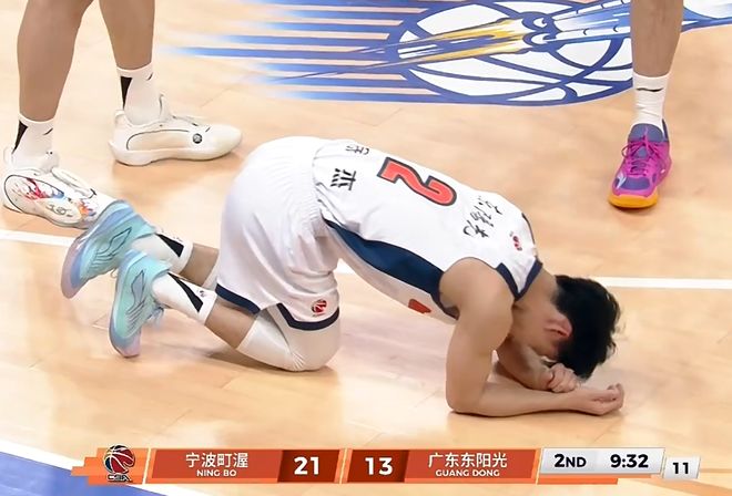 突发！徐杰意外受伤，被队友搀扶下场，表情十分痛苦