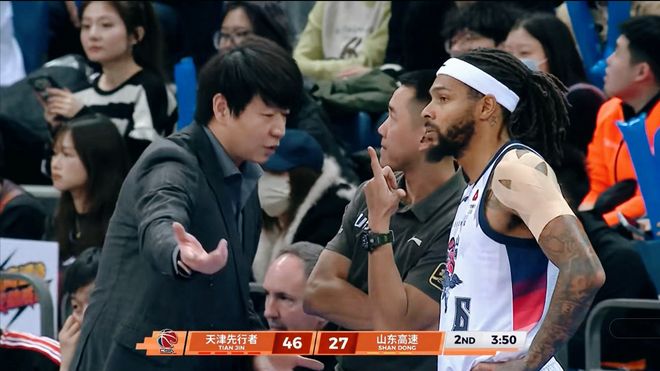 爆冷！裁判多次争议，山东男篮输得窝火，邱彪为何难解1大顽疾？