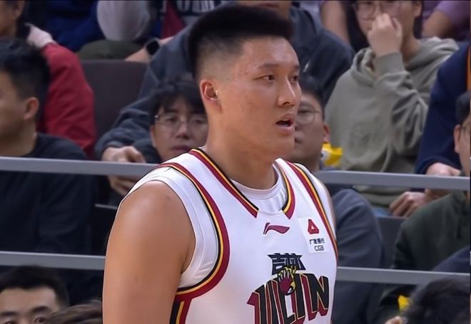 砍12+9+5，硬刚胡金秋，一攻一防带走比赛！球迷：今晚确实够硬