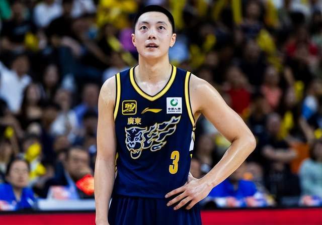 沪粤大战上海双杀广东，内线劣势杜锋一筹莫展，胡明轩只适合虐菜