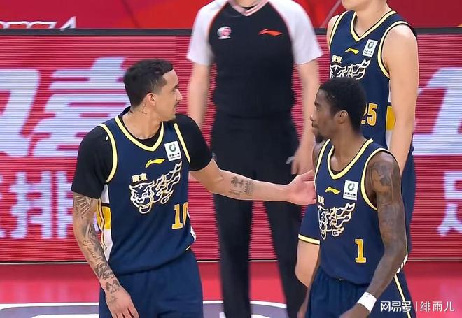 恭喜杜锋！广东残阵打爆上海男篮，朱芳雨押宝2米18新大外援？