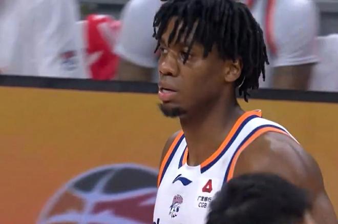 张镇麟23分上海双杀广东 白边28+13萨姆纳空砍32分