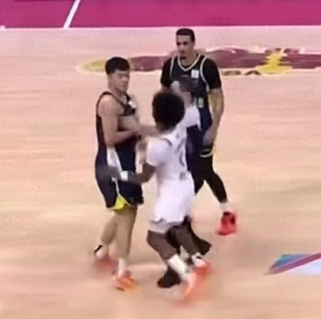 彻底杠上！古德温深夜控诉杜锋，联赛恐介入调查，迪亚洛贼喊捉贼