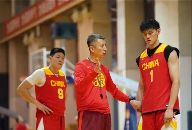 徐杰健康时不选，伤了又征召，球迷怒批郭士强：就不能召郭昊文？