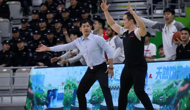 领先12分被逆转！杯赛失利令张庆鹏无力回天，杨鸣上任倒计时？
