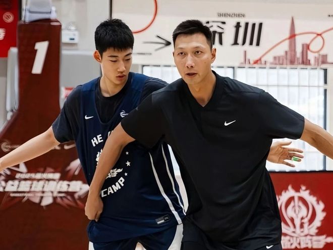 易建联成为了一名篮球教练！