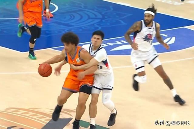 邱彪：于德豪5分钟领到5次犯规特别不理智，这是比赛中绝对不允许