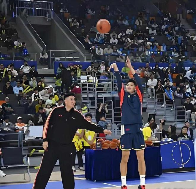 杜锋真宠他加盟广东还没打比赛 就给他代言大品牌 赚100万过肥年