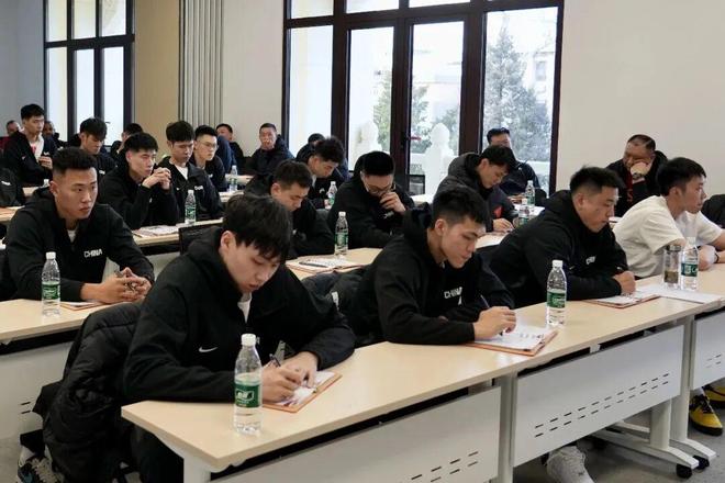 中国男篮9名队员逐一进行个人反思