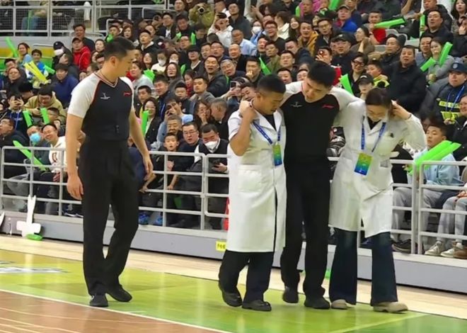 罕见！CBA裁判意外受伤，被医生搀扶离场 只留下2个裁判工作