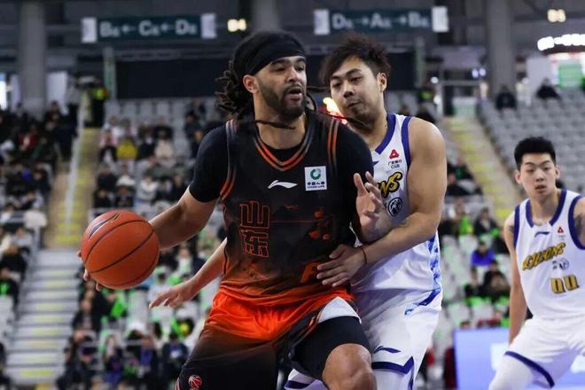 琼斯首秀价值超过100万奖金 新元素预示山东男篮的未来