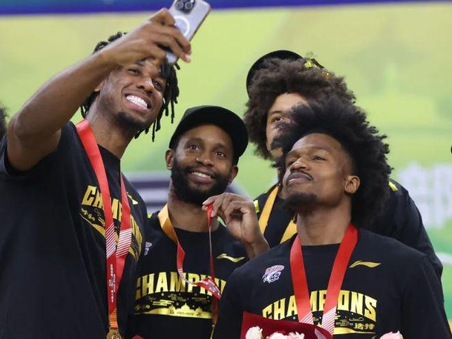 冠军经验+一技能保底！上海男篮若想拿双冠，第四外援真的不能换