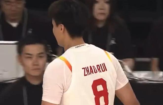 裁判“发力”了是吧？赵睿进攻被吹罚犯规，累计5次被罚下